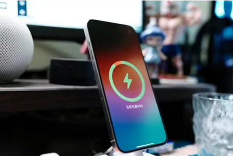 干河街道苹果15换屏服务分享用什么充电器给iPhone15充电更好 